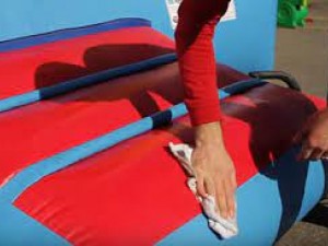 Was tun, wenn das aufblasbare Schloss nicht sauber wird? Was tun, wenn das aufblasbare Schloss nicht sauber wird?