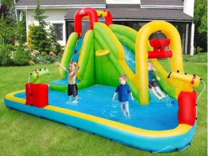 Kann eine aufblasbare Wasserrutsche nur im Sommer verwendet werden?